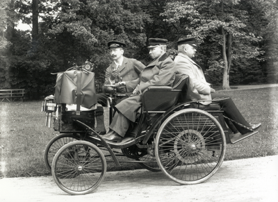 95141 Groepsportret van drie heren in een auto in het park van het landgoed Kersbergen (?) te Zeist.